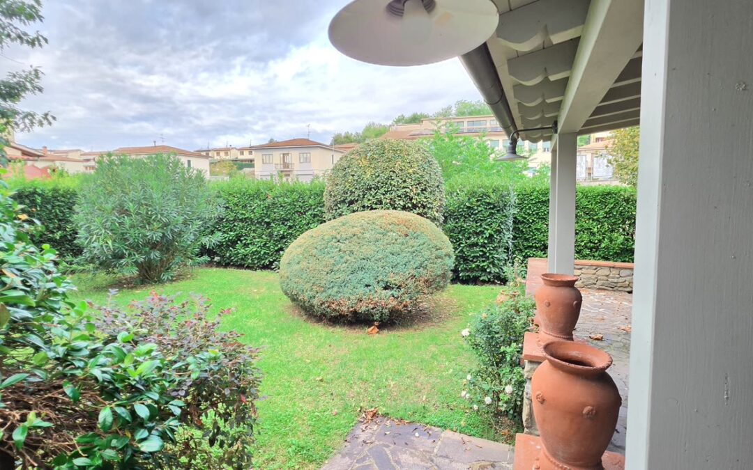 Giardino e loggia della casa indipendente a Vaggio
