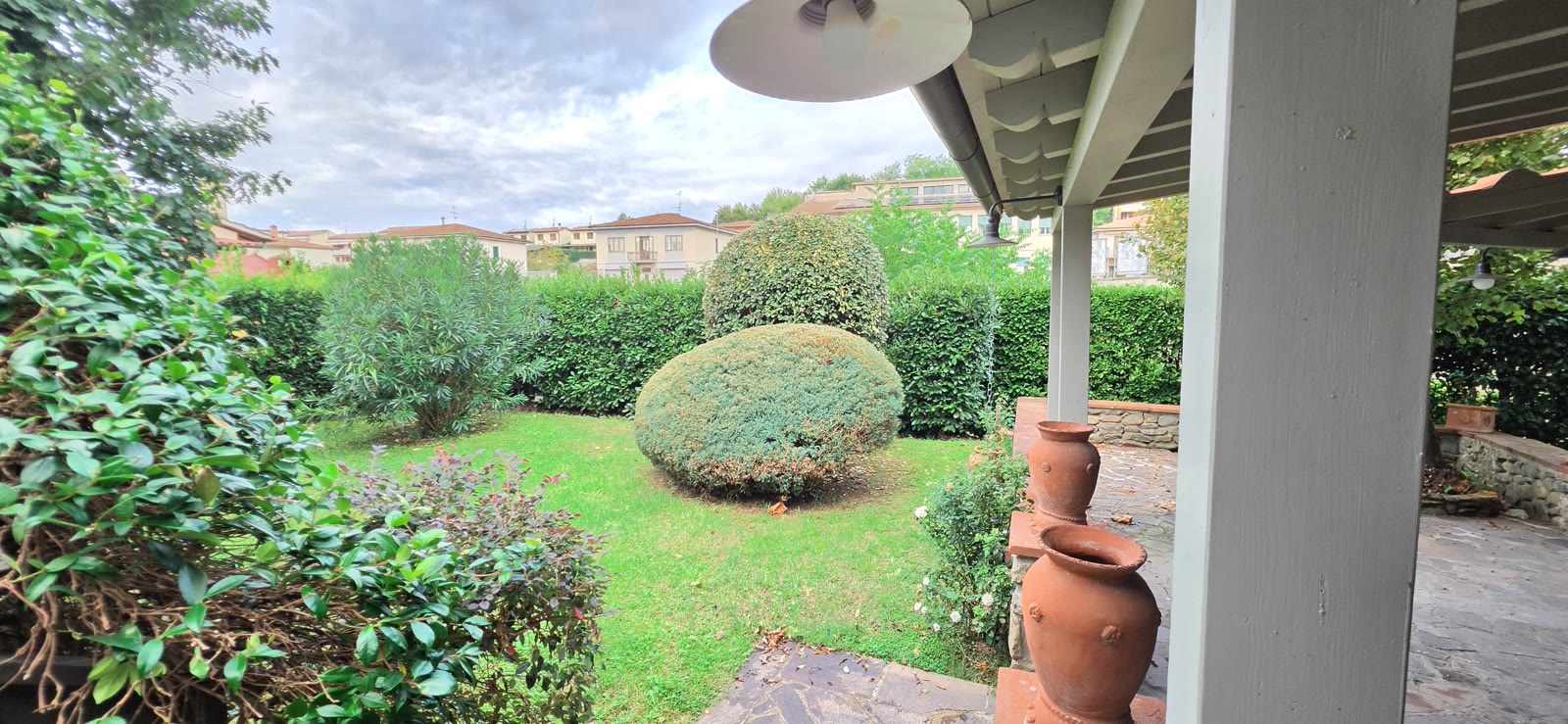 Giardino e loggia della casa indipendente a Vaggio