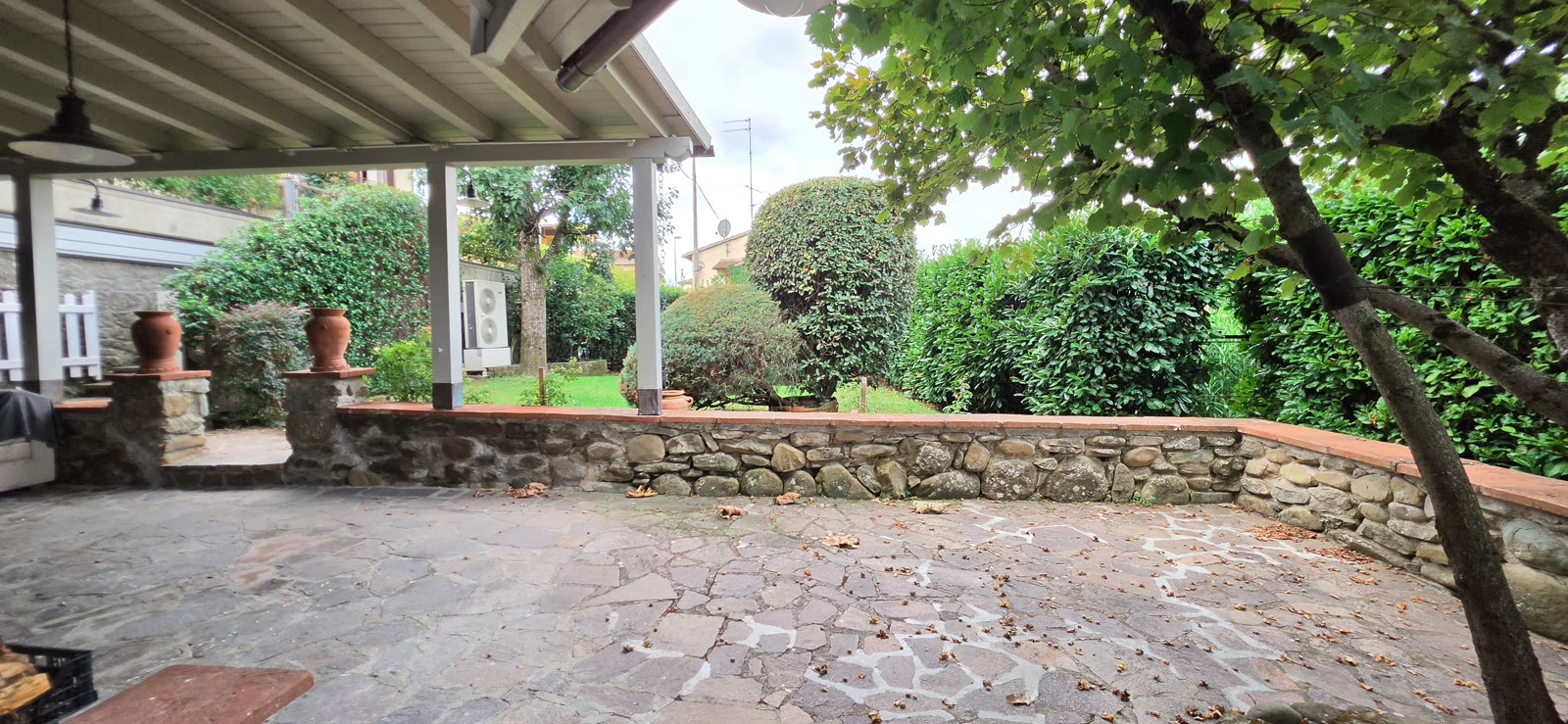 Loggia e resede pavimentato della casa a Vaggio